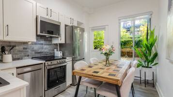 Refrigerador, microondas, horno y parrilla de estufa