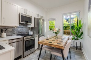 冷蔵庫、電子レンジ、オーブン、コンロ