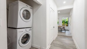 Unclassified image, 3 of 27, button - Sophisticated 3BR with Outdoor Retreat (Montréal)