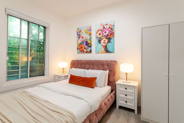 3 室のベッドルーム、デスク、アイロン / アイロン台、WiFi (無料)