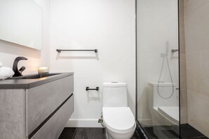 Secador de pelo, toallas