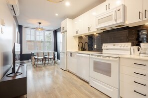 Réfrigérateur, four à micro-ondes, un four, surface de cuisson