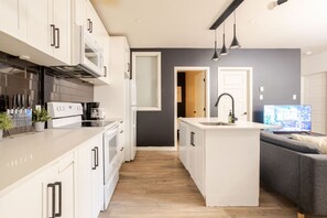 冷蔵庫、電子レンジ、オーブン、コンロ