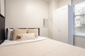 4 室のベッドルーム、デスク、アイロン / アイロン台、WiFi (無料)