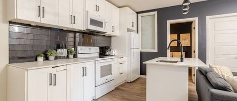 Réfrigérateur, micro-ondes, four, plaque de cuisson