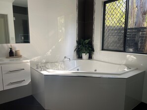 Whirlpool, Haartrockner, Handtücher, Seife