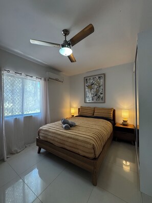 2 Schlafzimmer, Schreibtisch, Bügeleisen/Bügelbrett, Reisekinderbett