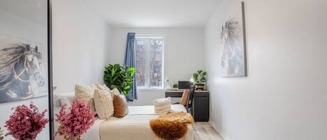 4 室のベッドルーム、デスク、アイロン / アイロン台、WiFi (無料)