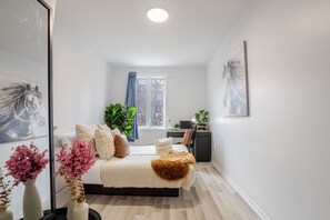 4 bedrooms, desk, iron/ironing board, free WiFi