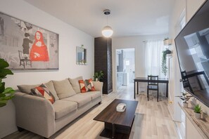 Smart TV - City Haven Loft | 4BR Stylish Getaway (Montréal)
