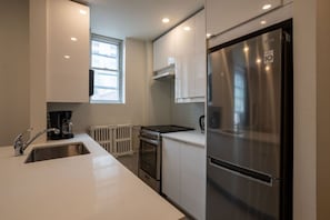 Frigorífico, microondas, horno y placa de cocina