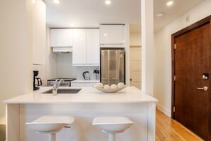 Réfrigérateur, micro-ondes, four, plaque de cuisson