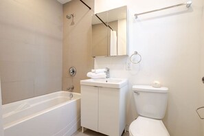 Een haardroger, handdoeken