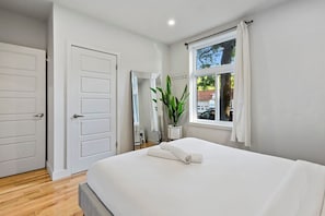 3 makuuhuonetta, työpöytä, silitysrauta/-lauta, ilmainen Wi-Fi