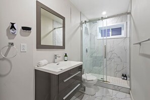 Séchoir à cheveux, serviettes fournies