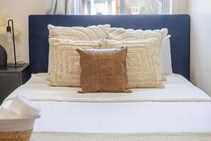 3 habitaciones, escritorio, tabla de planchar con plancha y wifi gratis