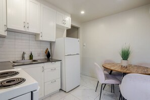 Jääkaappi, mikroaaltouuni, uuni, liesi