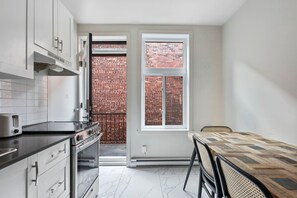 ثلاجة، ميكروويف، فرن، موقد طهي مسطح