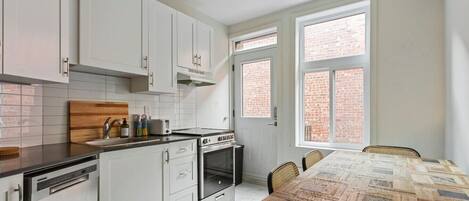 Jääkaappi, mikroaaltouuni, uuni, liesi