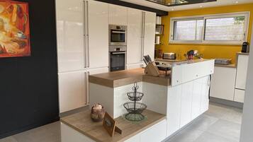 Refrigerador, microondas, horno, lavavajillas