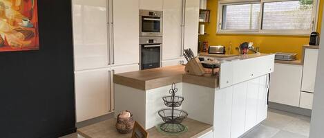 Refrigerador, microondas, horno y lavavajillas