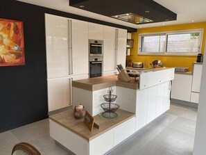 Réfrigérateur, micro-ondes, four, lave-vaisselle