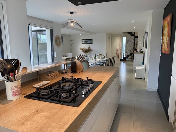 Réfrigérateur, micro-ondes, four, lave-vaisselle