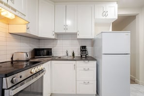 Geladeira, micro-ondas, fogão, cooktop