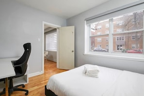 2 habitaciones, escritorio, tabla de planchar con plancha y wifi gratis