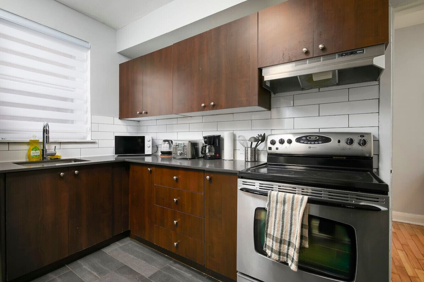 Jääkaappi, mikroaaltouuni, uuni, liesi