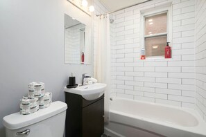 Secador de pelo y toallas