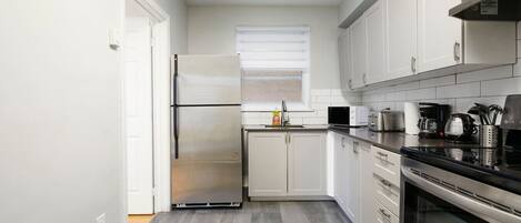 Frigorífico, microondas, horno y placa de cocina