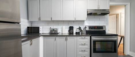 Réfrigérateur, micro-ondes, four, plaque de cuisson