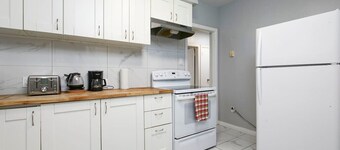 Contemporary 2BR – Stylish Comfort on MTL West