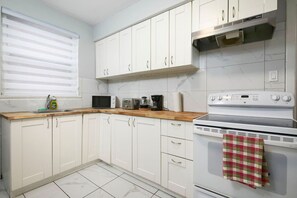 Fridge, microwave, oven, stovetop - Contemporary 2BR – Stylish Comfort on MTL West (Montréal)
