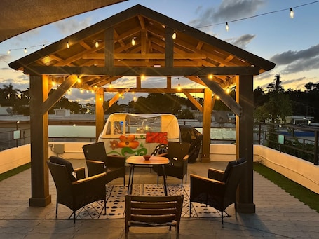 Outdoor dining. Cozy studio apart. spectacular view, Electric Generator, WiFi, AC