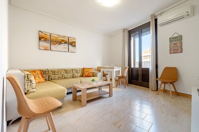 Apartment 'El Compromiso' with Balcony, Wi-Fi and Air Conditioning