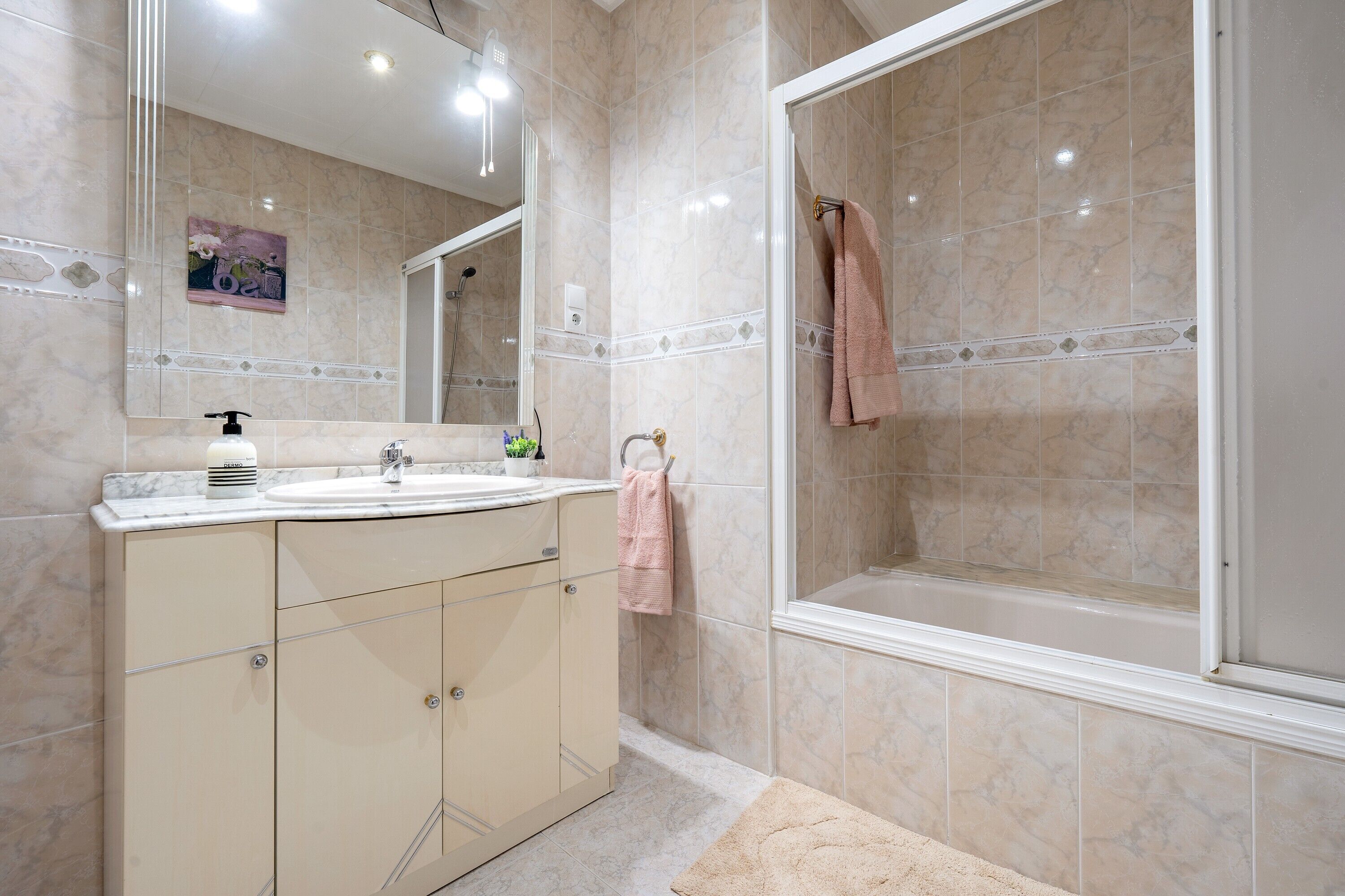 Douche, sèche-cheveux, serviettes fournies