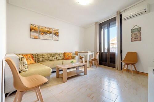 Apartment 'El Compromiso' with Balcony, Wi-Fi and Air Conditioning