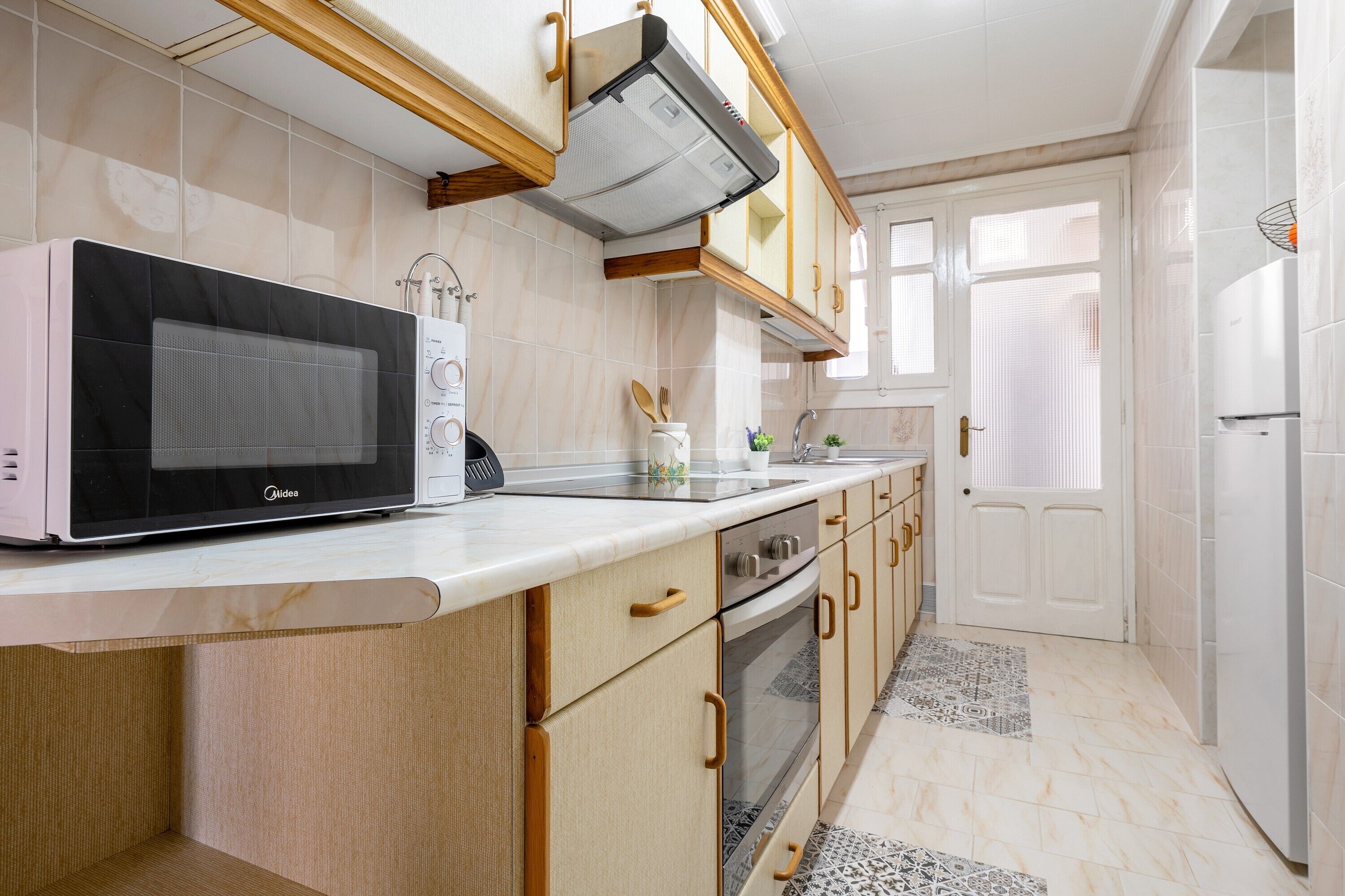 Kylskåp, mikrovågsugn, ugn och spishäll