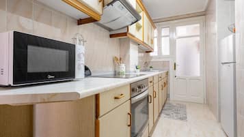 Geladeira, micro-ondas, fogão, cooktop