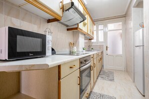 Refrigerador, microondas, horno y parrilla de estufa 