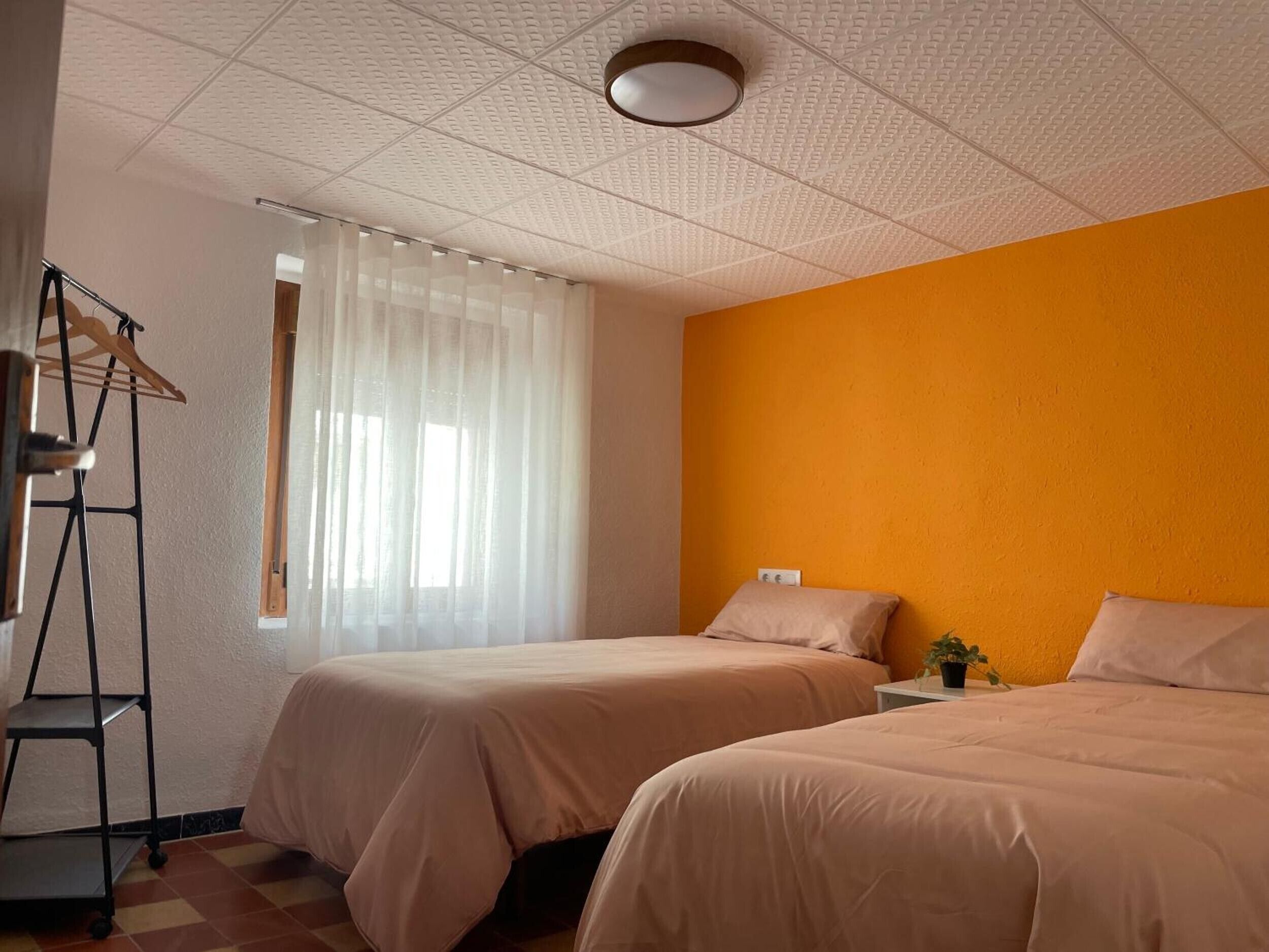 6 bedrooms, bed sheets, wheelchair access