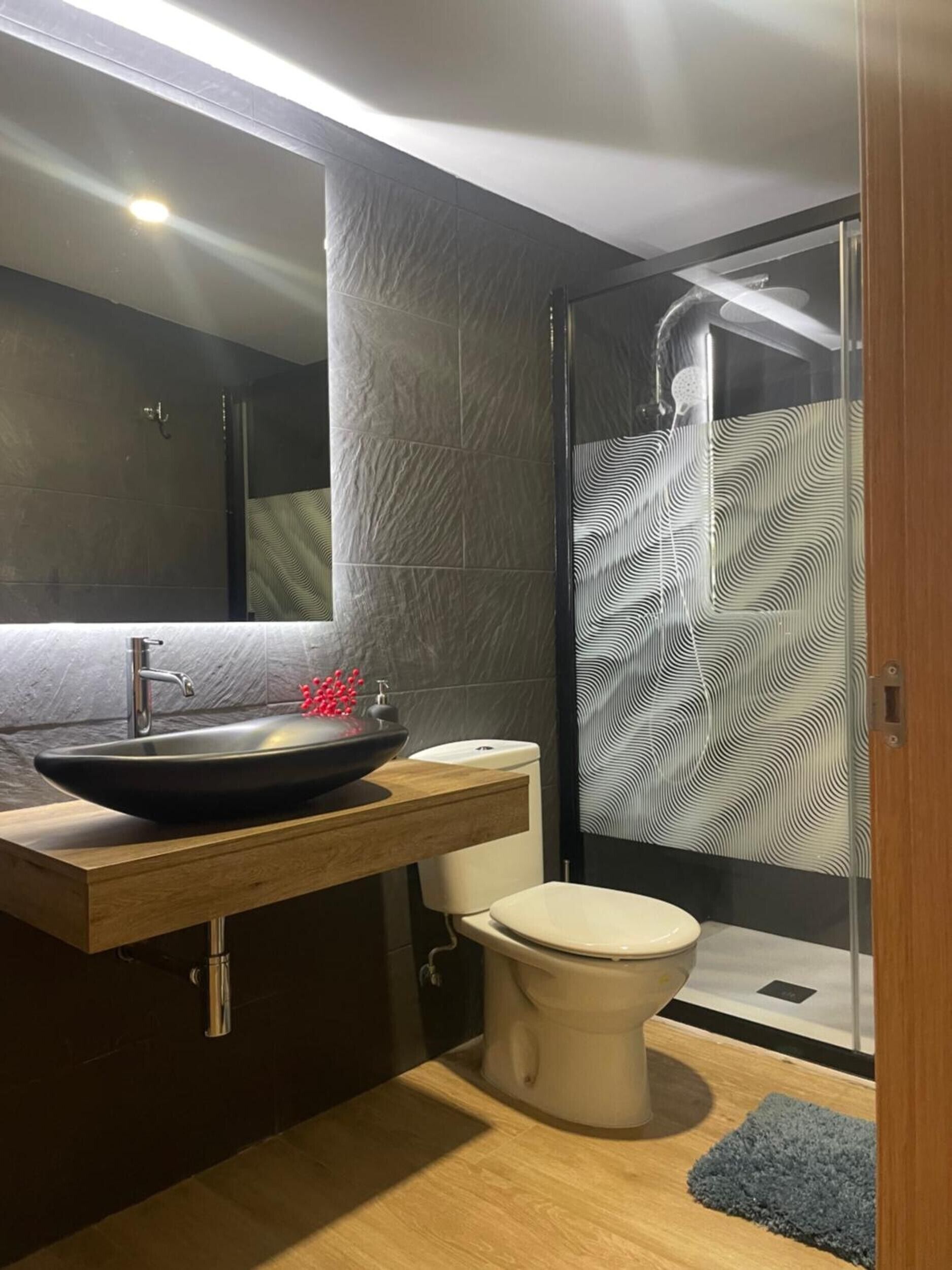 Een douche, een haardroger, handdoeken