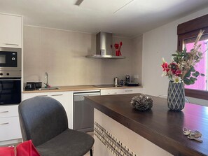 Fridge, microwave, oven, stovetop - Country House 'Fe' with Private Terrace, Private Garden and Balcony (Capdesaso)