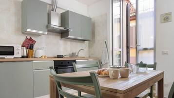 KĂŒhlschrank, Mikrowelle, Ofen, Herdplatte