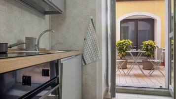 Frigorifero, microonde, forno, piano cottura