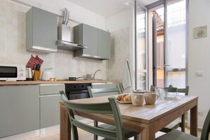 Frigorifero, microonde, forno, piano cottura