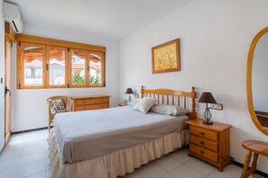 4 bedrooms, iron/ironing board, free WiFi, bed sheets
