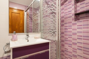 Douche, sèche-cheveux, serviettes fournies